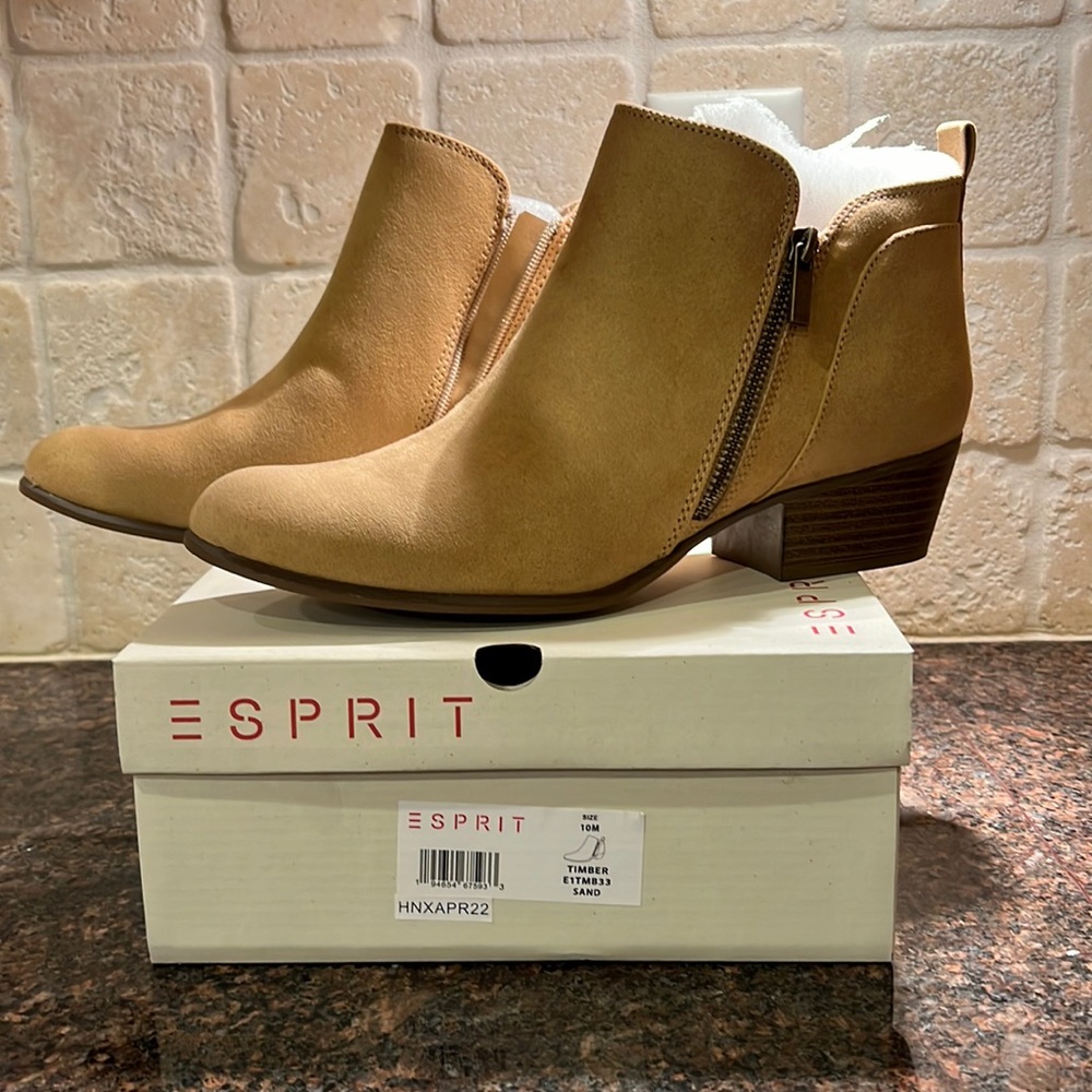 Brand new size 10 Timber style sand colored Esprit heeled ankle boots